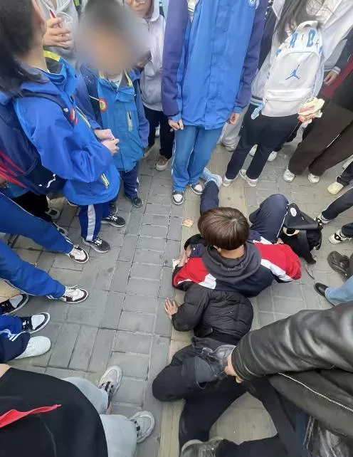 醉汉公交车上猥亵初中女生,同车高一男生将其制服