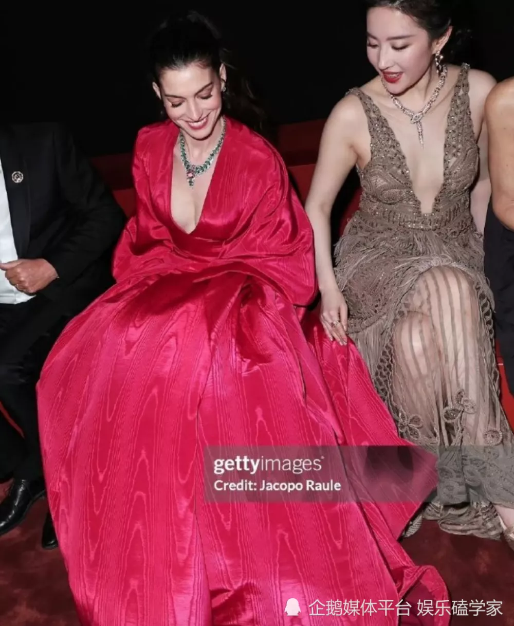 刘亦菲安妮海瑟薇米兰同框，互搂腰，不抢C位太体面