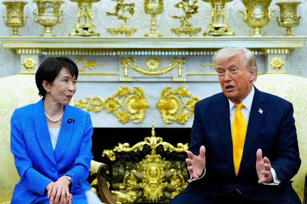 美国总统川普(右)19日在白宫与日本首相高市早苗(左)会晤时发言。(美联社) 美国总统川普(右)19日在白宫与日本首相高市早苗(左)会晤时发言。(美联社)