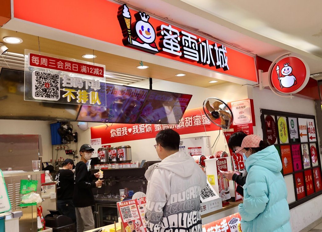 大陆平价饮料龙头的蜜雪集团今公布2025年业绩表现,营收和利润双双成长逾30%,... 大陆平价饮料龙头的蜜雪集团今公布2025年业绩表现,营收和利润双双成长逾30%,...