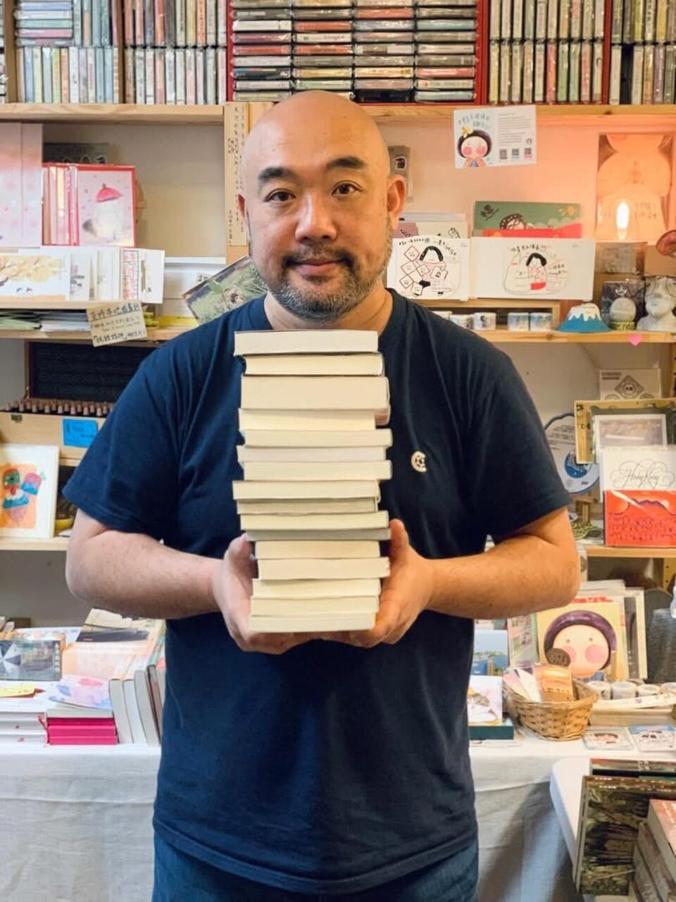 香港独立书店「一拳书馆」24日遭港警国安处搜查,现场检获《黎智英传》等书籍,书店... 香港独立书店「一拳书馆」24日遭港警国安处搜查,现场检获《黎智英传》等书籍,书店...