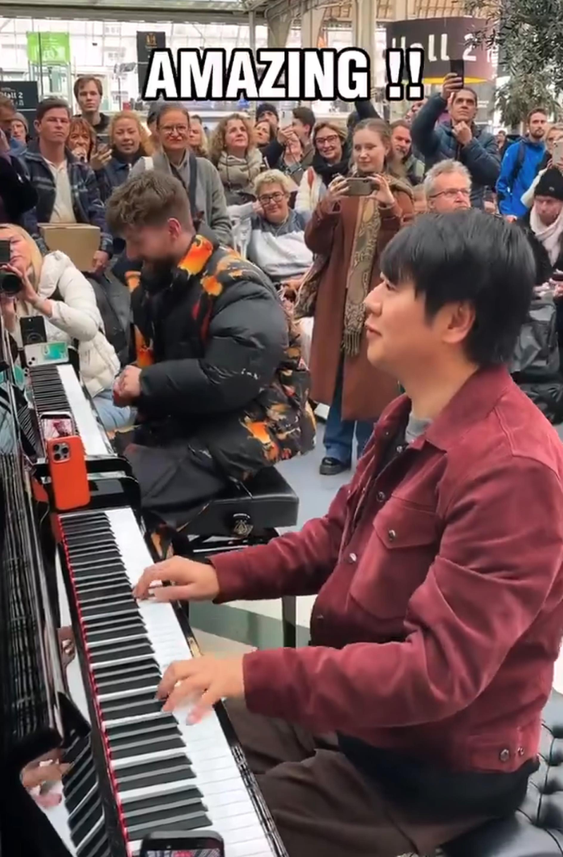 中国著名钢琴家郎朗23日在法国巴黎里昂火车站，与当地一名钢琴艺术家即兴上演了一场...