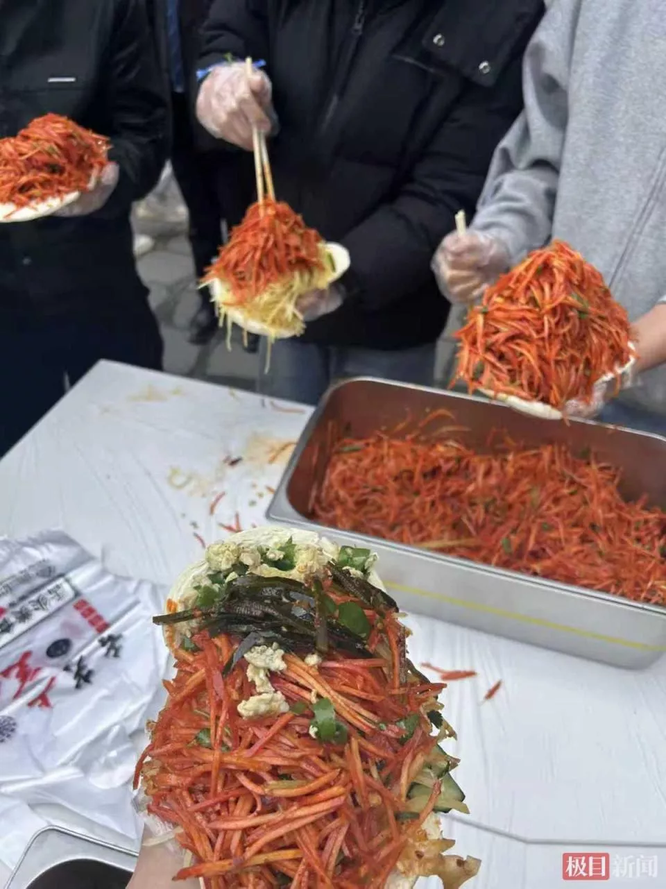 25岁男子菜夹馍比赛猛吃2斤胡萝卜丝，诱发肠梗