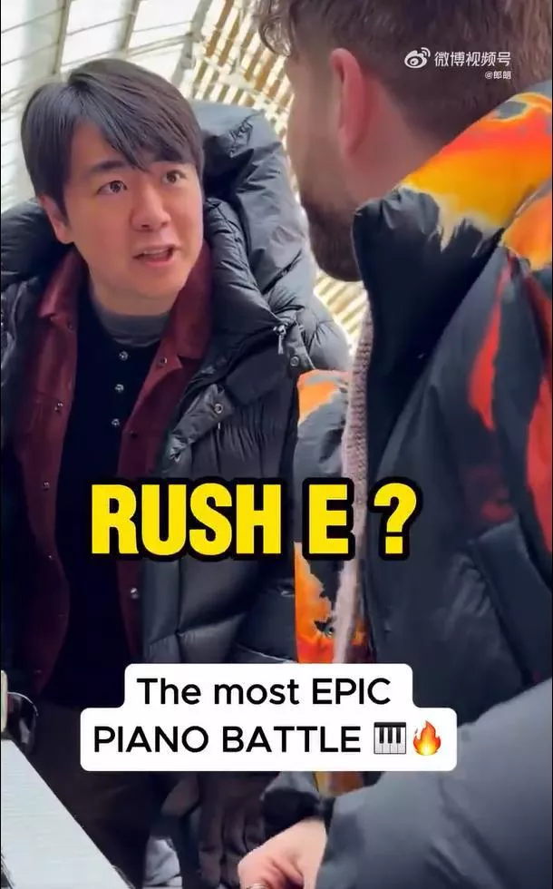 郎朗巴黎车站和外国博主斗琴 还腾出1只手玩魔方…