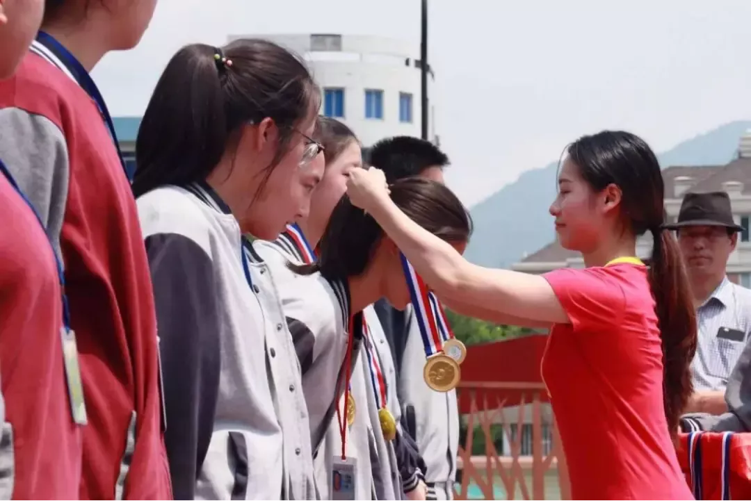 退役体操冠军吴柳芳，“清凉”直播“擦边”之后