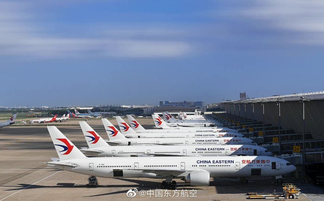 中国东方航空25日公告,已与空中巴士(Airbus)签署协议,订购101架A32... 中国东方航空25日公告,已与空中巴士(Airbus)签署协议,订购101架A32...