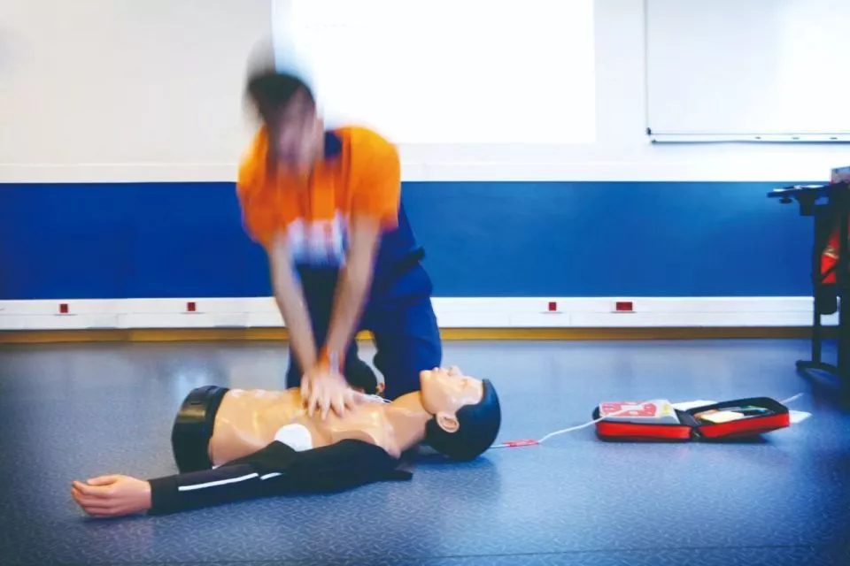 心源性猝死前，普通人该如何急救？