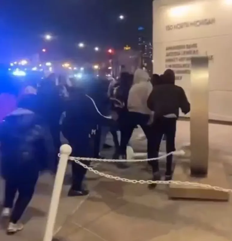 芝加哥失控!数百青少年深夜接管市中心 围殴路人砸车