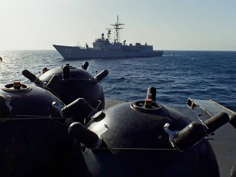  荷姆兹海峡仍遭到伊朗封锁，导致国际油气价格高档震荡。 然而，伊朗近日宣称，海峡只对敌人封闭，并允许中国、印度、俄罗斯、伊拉克与巴基斯坦等5个友好国家船只通行。 图：翻摄自@visionergeo 