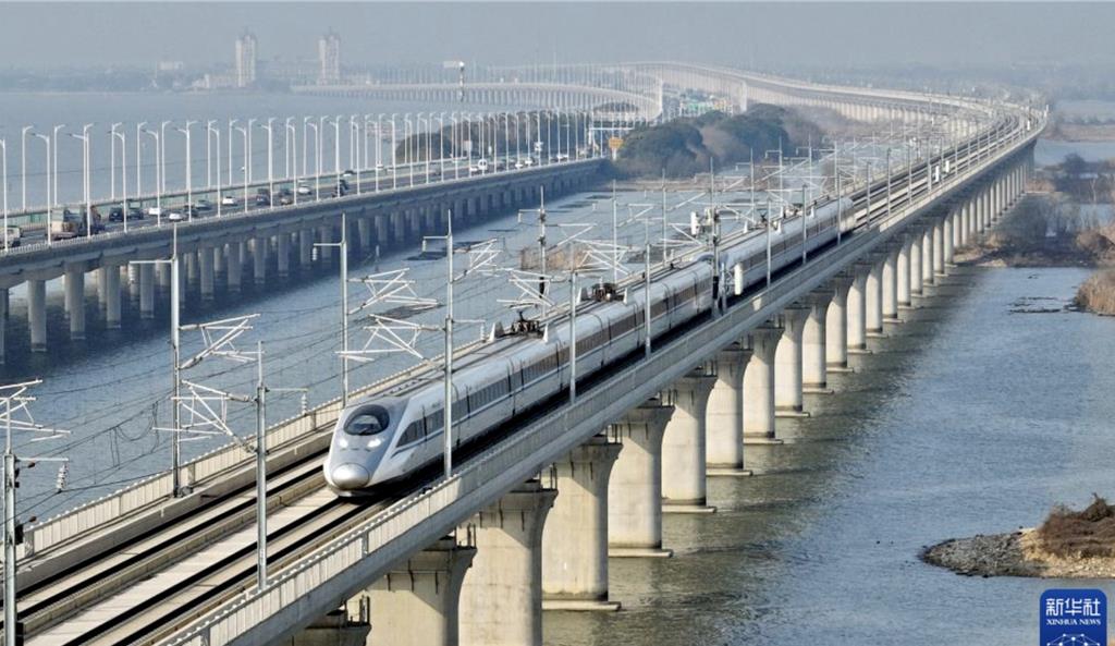 高铁神话破灭？ 空城、鬼站连环爆，地方狂建新城后遗症全面现形。 （示意图，新华社）