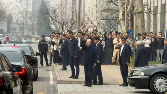 敏感时刻 网络热传温家宝在北京公开现身