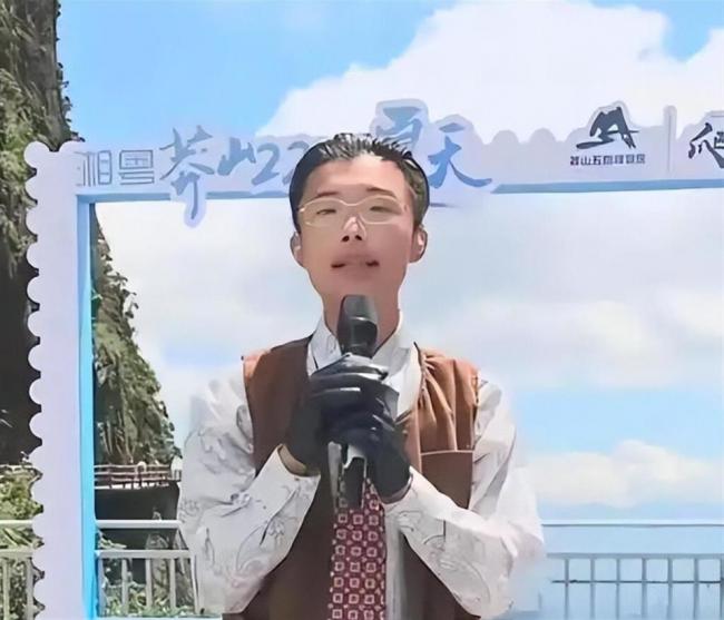 曾日涨百万，一夜爆红的郭有才，如今怎样了