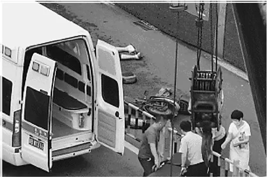 全网刷屏：亲妈霸占消防通道，儿子被烧死