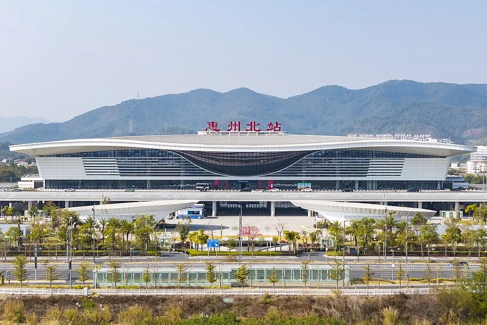 房价暴跌的惠州，要成中产的“迪拜平替”