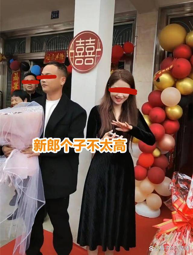 订婚现场新郎新娘不般配，3大箱现金太壕气