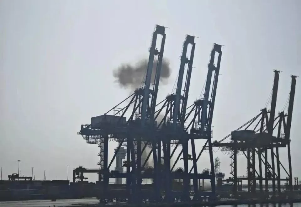 41岁东北汉子离婚跑海上避世,竟深陷美伊战火