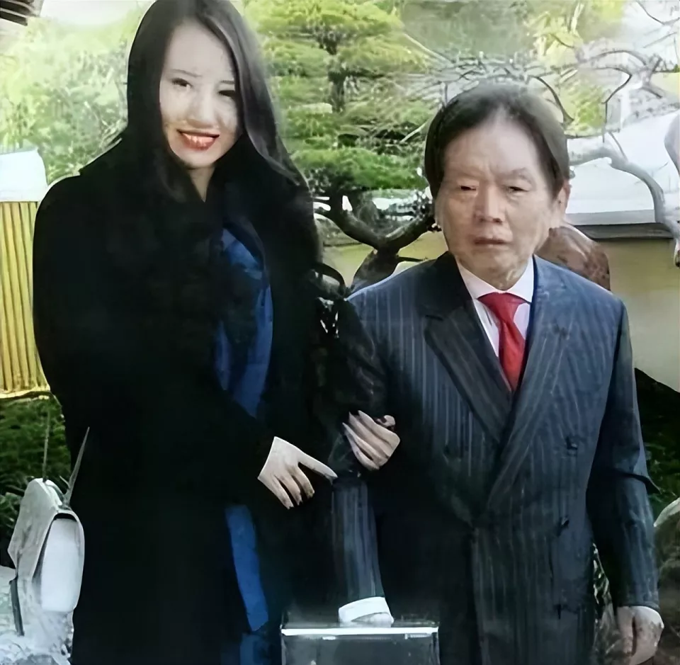 富豪娶AV女优3个月后中毒暴毙,法院裁定妻子无罪