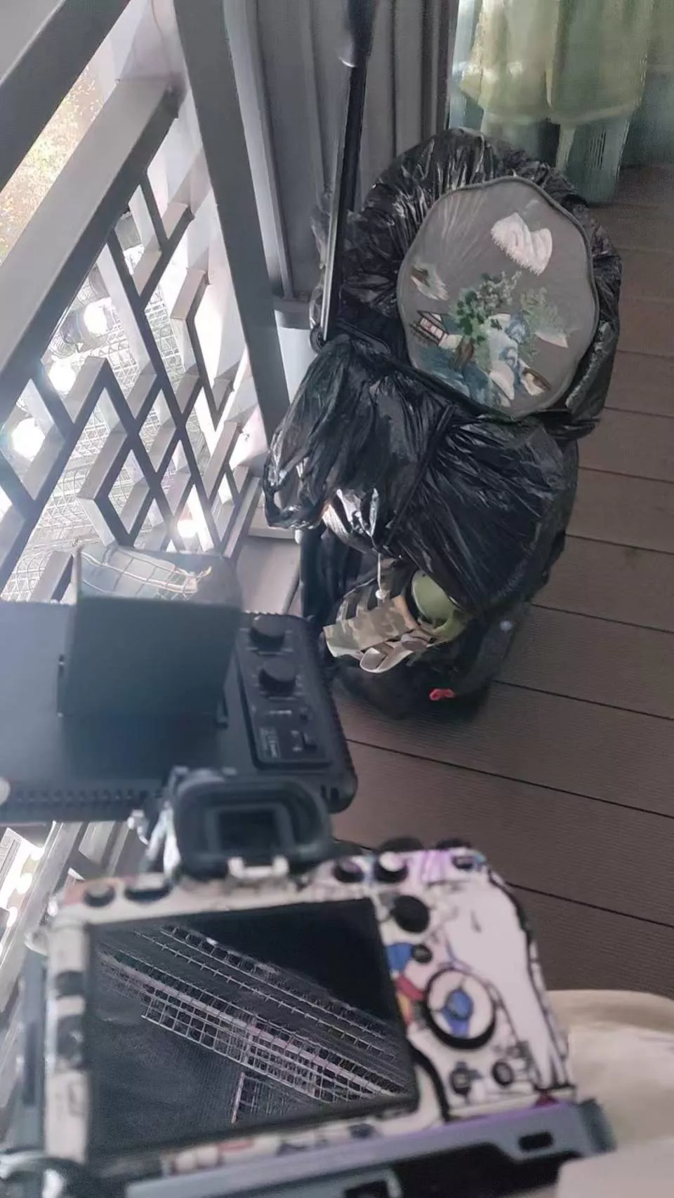 游客在开封万岁山给妻子拍照被3次阻拦