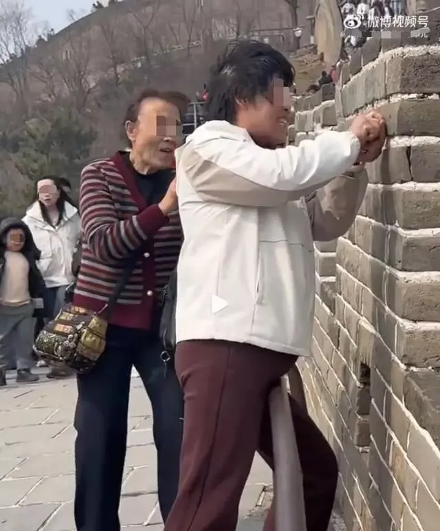 游客在八达岭长城刻下“二姐妹留念”字样 被行拘