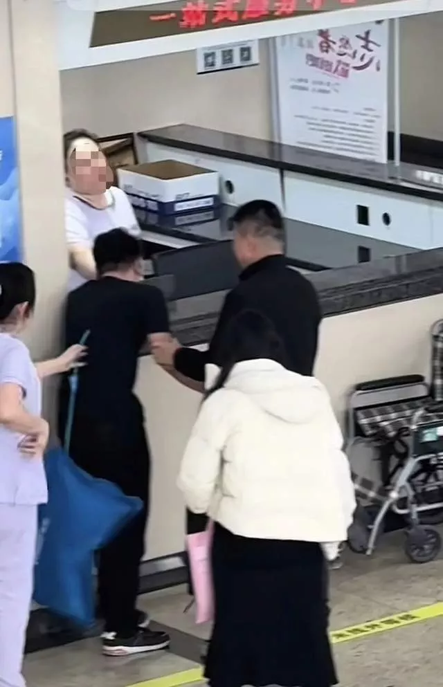 妻子由男医生产检,丈夫崩溃撞墙