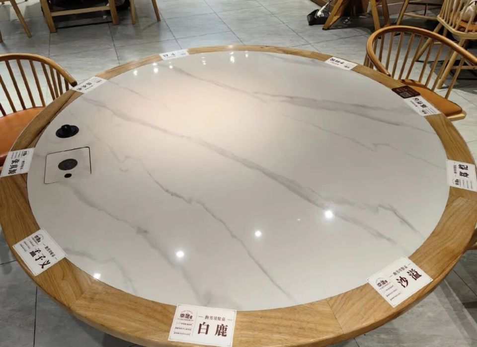 海南一商铺围挡“跑男”用餐残羹引热议：有何意义？