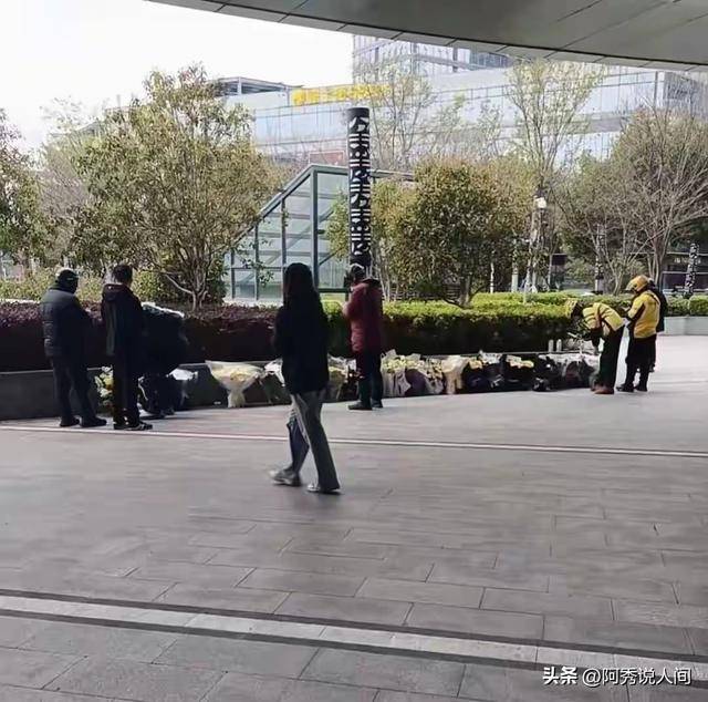 张雪峰公司楼下摆满悼念鲜花 员工曝去世细节
