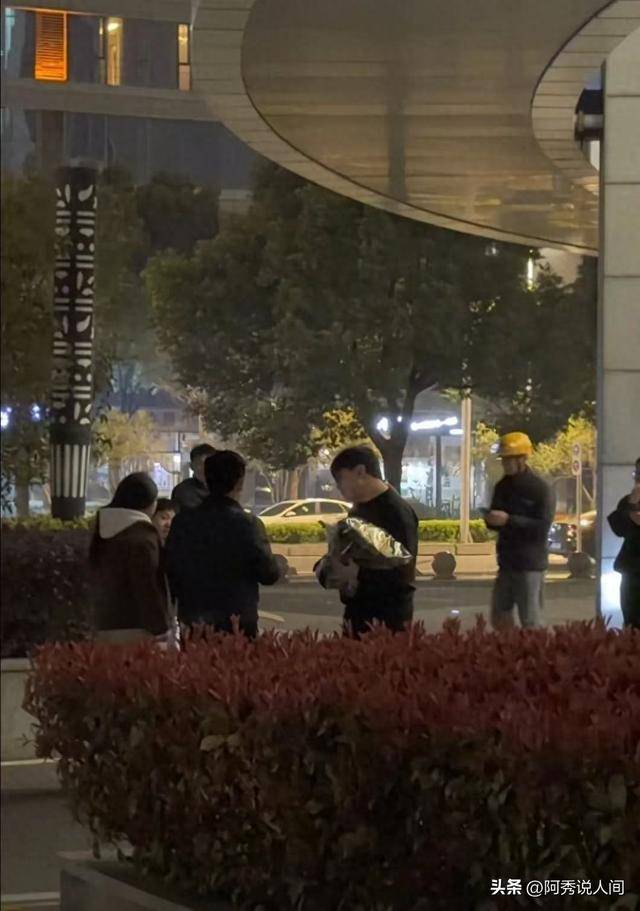 张雪峰公司楼下摆满悼念鲜花 员工曝去世细节