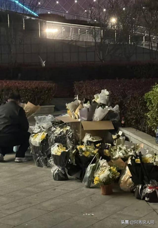 张雪峰公司楼下摆满悼念鲜花 员工曝去世细节