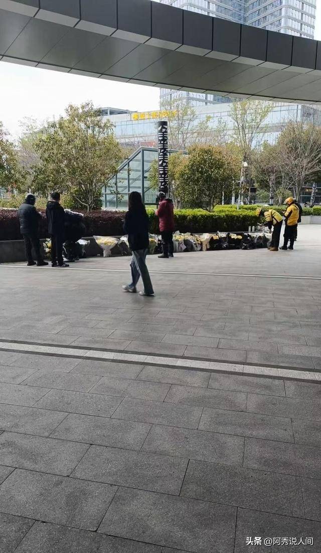 张雪峰公司楼下摆满悼念鲜花 员工曝去世细节