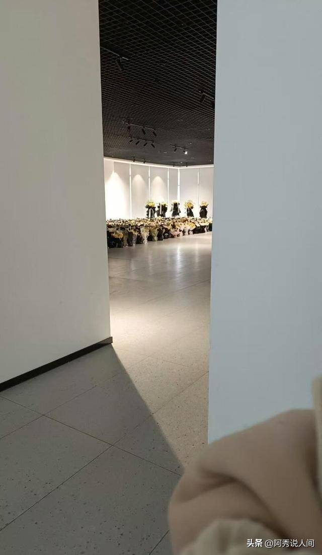 张雪峰公司楼下摆满悼念鲜花 员工曝去世细节