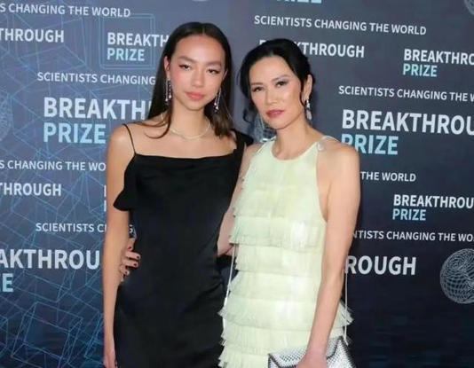 邓文迪长女耶鲁毕业照曝光,男友竟是家族早已认可的对象?