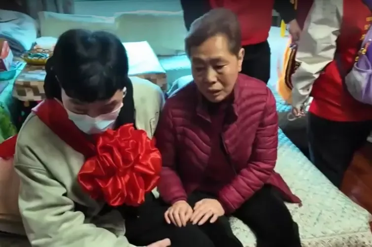 ▲刘贵川终于见到了母亲伍永芝