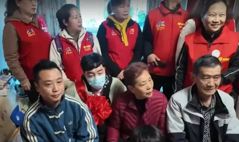 ▲刘贵川与家人团聚