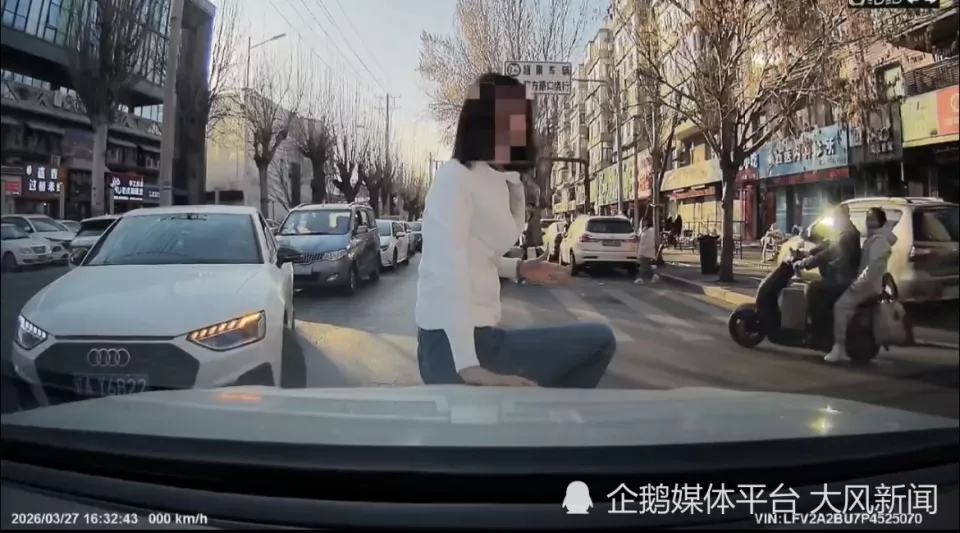 左转不过去，奥迪车副驾下来一女子拦住直行车辆