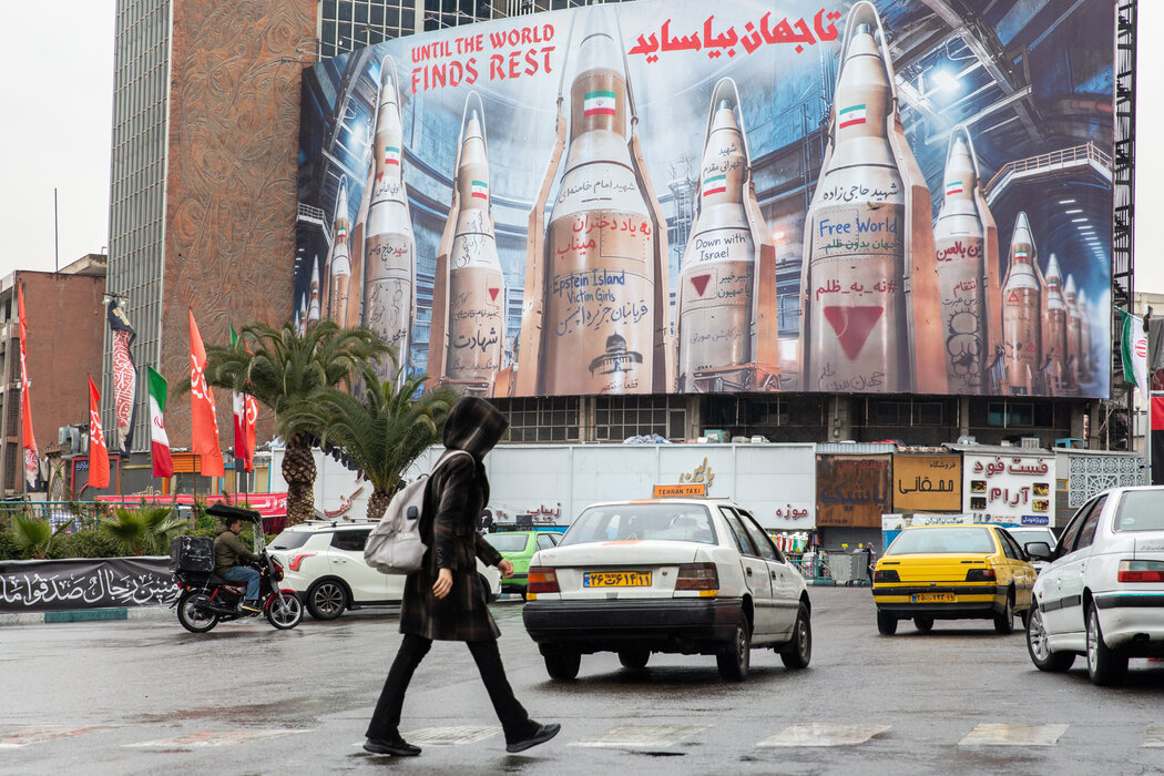 德黑兰瓦利亚斯尔广场的一块广告牌,摄于本月。