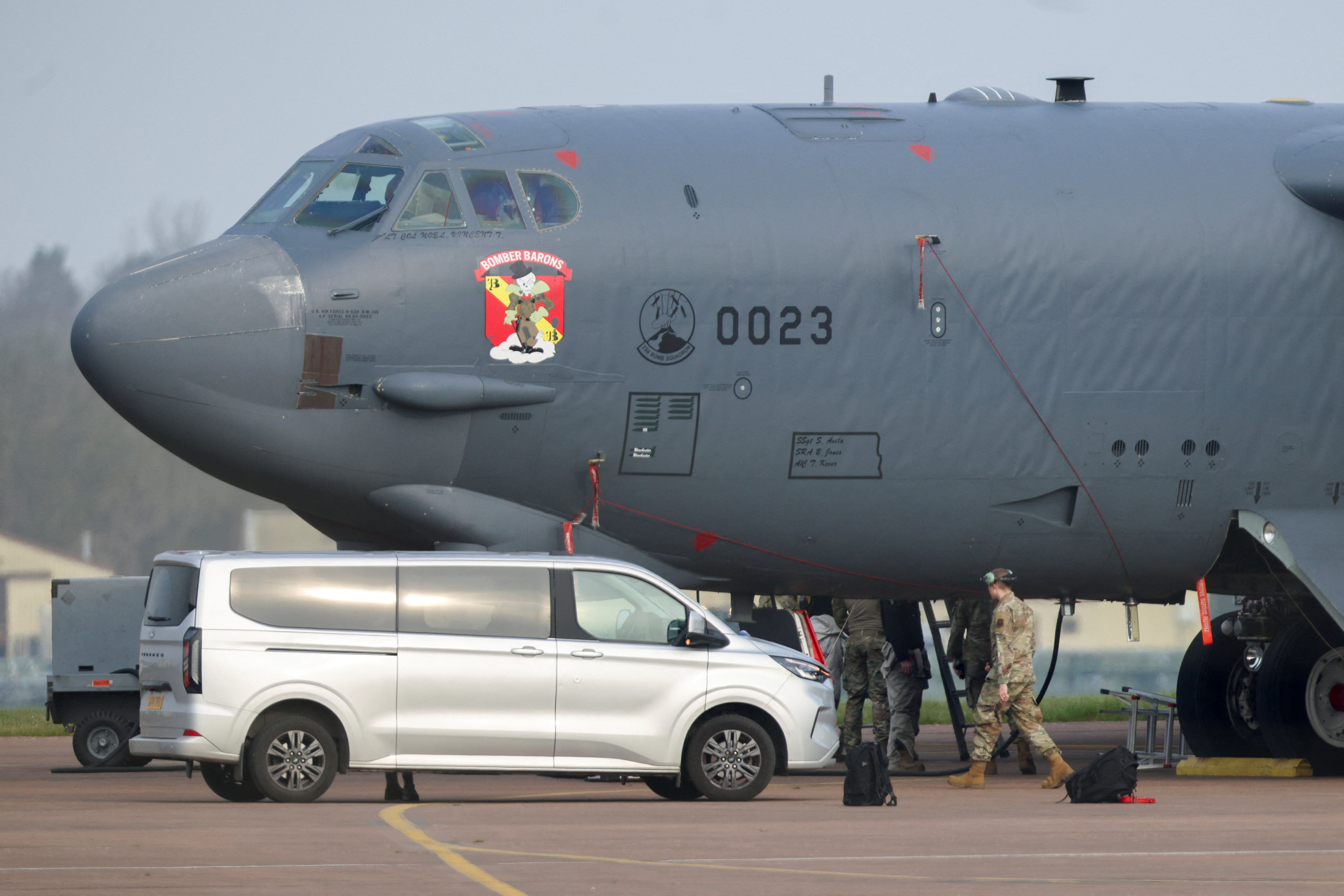 ▲▼英國皇家空軍費爾福德基地一架美國空軍波音B-52「同溫層堡壘」轟炸機進行維護。(圖/路透)