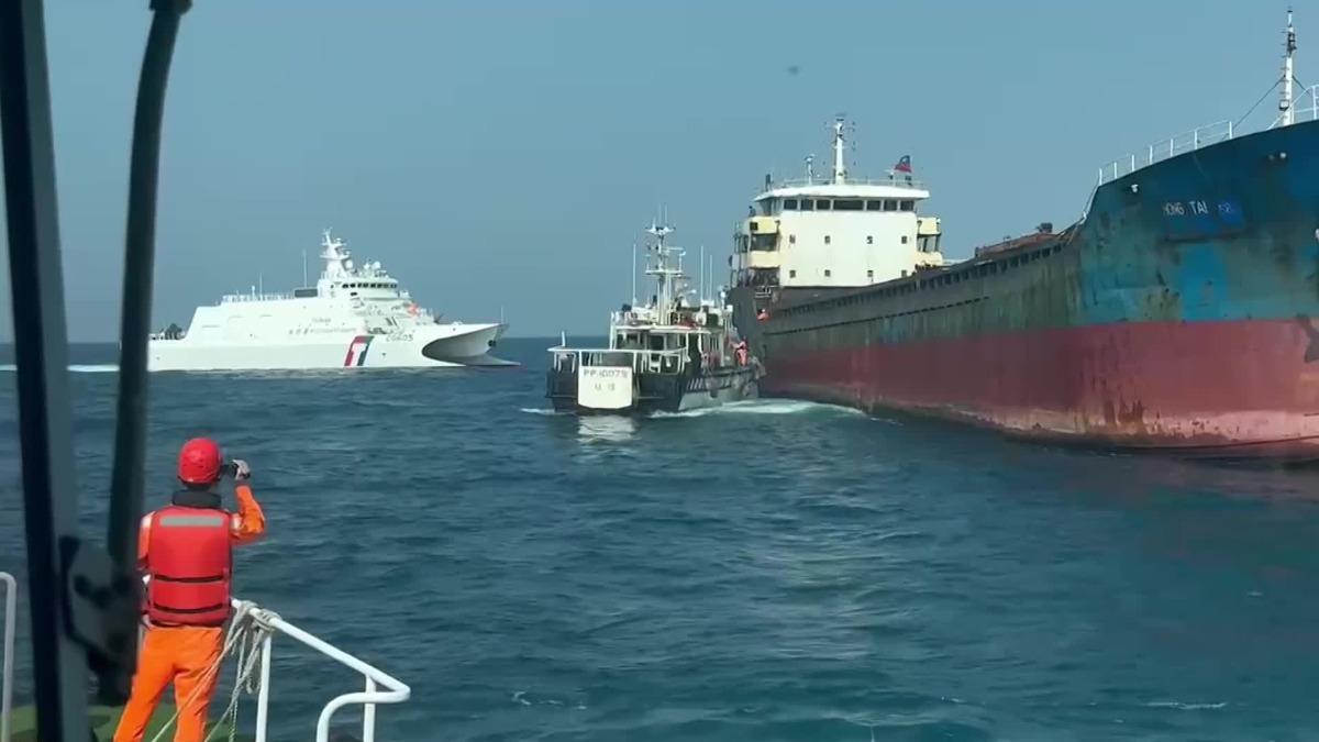 「宏泰58」勾断「台澎3号」海缆。 （图/TVBS数据画面）