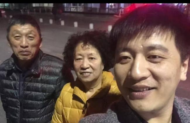 张雪峰与父母合照曝光,老父几年前已病逝 张雪峰与父母合照曝光,老父几年前已病逝