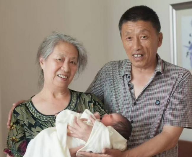 张雪峰与父母合照曝光,老父几年前已病逝 张雪峰与父母合照曝光,老父几年前已病逝