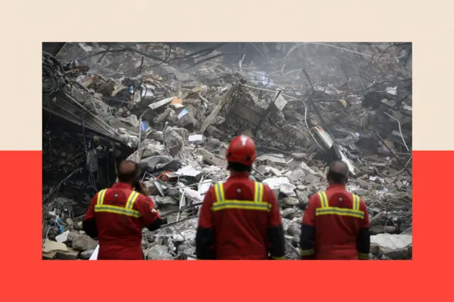 在美以空袭打击了伊朗首都德黑兰的恩德兹古（Enderzgu）地区后，民防与搜救小组持续在该区域展开行动。 