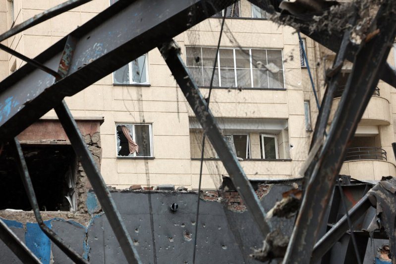 以色列和美国联合军事行动持续攻击伊朗境内多个目标,图为德黑兰一栋民宅大楼遭到轰炸毁损。 欧新社