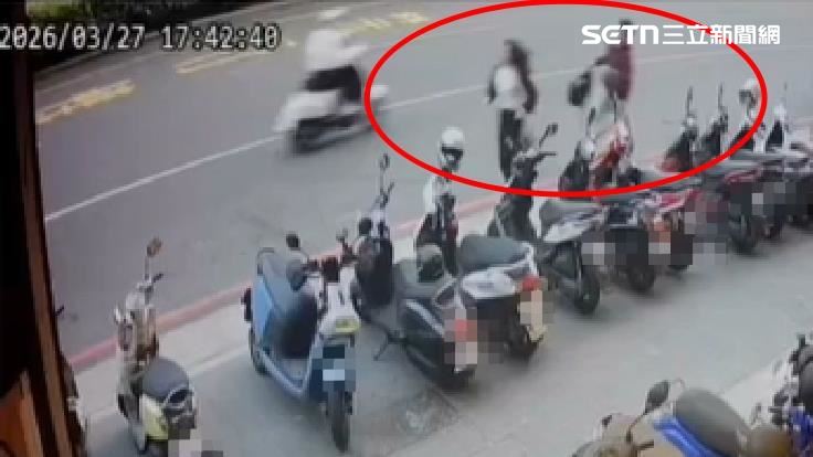 陈男持双刀追砍26岁巴姓前女友。 (图/民众提供)