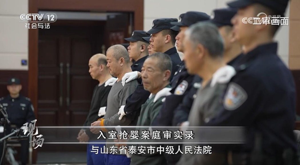 央视28日播出《入室抢婴案庭审实录》,详细披露山东泰安「入室抢婴案」一审、二审庭... 央视28日播出《入室抢婴案庭审实录》,详细披露山东泰安「入室抢婴案」一审、二审庭...