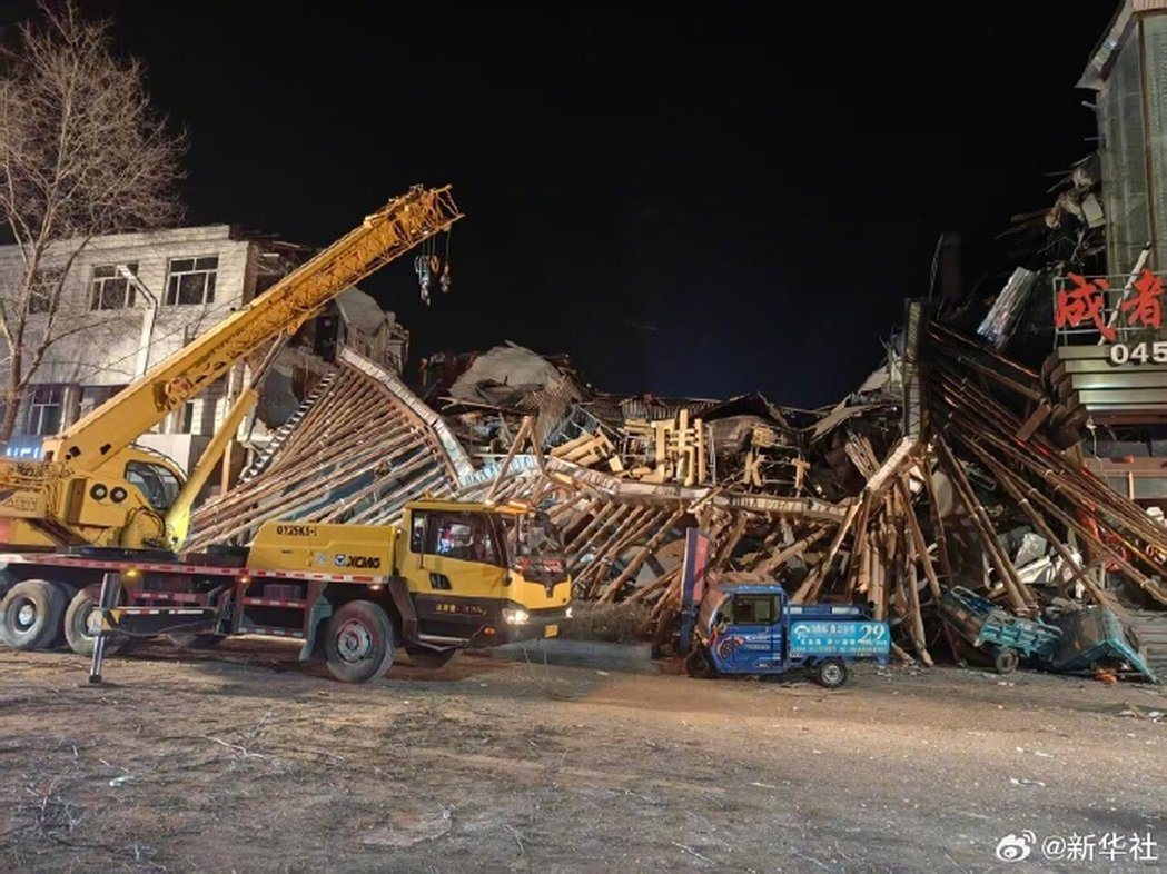 大陆黑龙江省牡丹江市海林市海林镇一处建筑29日0时许发生部分坍塌,目前有9人被困... 大陆黑龙江省牡丹江市海林市海林镇一处建筑29日0时许发生部分坍塌,目前有9人被困...
