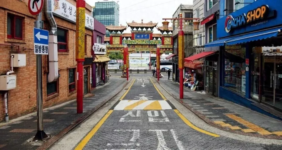 100年前的陌生人墓地，他们还在祭扫着