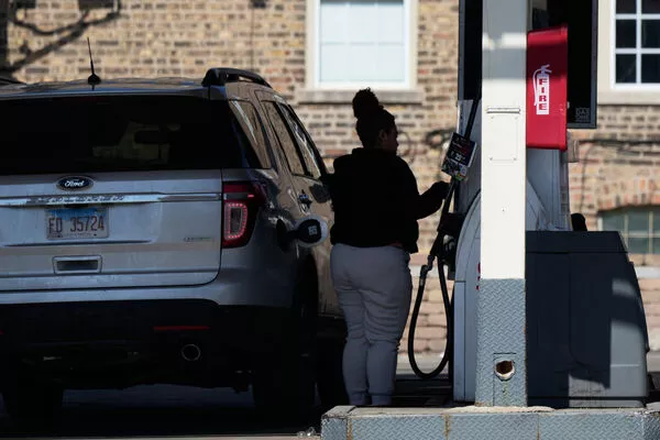 伊朗呛正等着美军!国际油价狂飙,原油破107美元