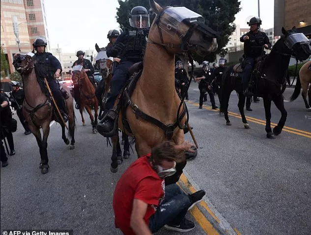 全美抗议升级：投掷水泥块 催泪弹乱飞 高速路也成战场