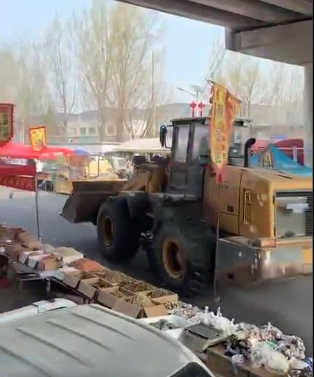 网传影片指,北京房山的大韩继大集,29日有人驾驶铲泥车冲撞入人群,多人倒地受伤。... 网传影片指,北京房山的大韩继大集,29日有人驾驶铲泥车冲撞入人群,多人倒地受伤。...