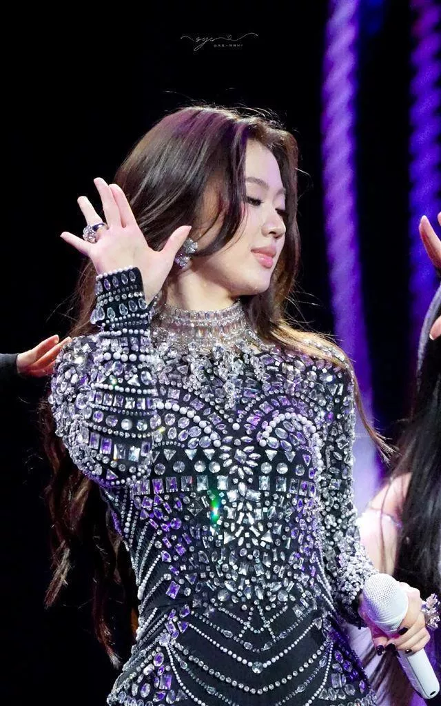 李荣浩撕破体面,牵扯出单依纯助理背景