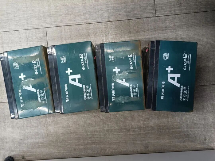 两个瘦子走着走着,肚子突然胖了!咋回事?